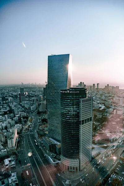 Tel-Aviv üzerinde modern gökdelenler kuş üzerinden uçmak görüntülemek