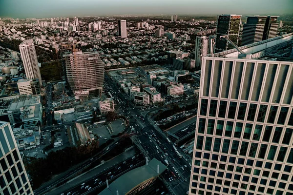 Bird fly view on sunset tel aviv cidade moderna em Israel — Fotografia de Stock