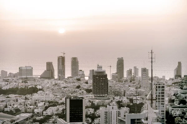 Vista sobre arranha-céus modernos Tel-Aviv da mosca das aves — Fotografia de Stock