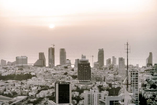Tel-Aviv üzerinde modern gökdelenler kuş üzerinden uçmak görüntülemek