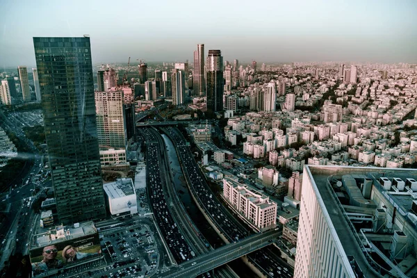 Vista sobre arranha-céus modernos Tel-Aviv da mosca das aves — Fotografia de Stock