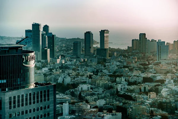 Vista sobre arranha-céus modernos Tel-Aviv da mosca das aves — Fotografia de Stock