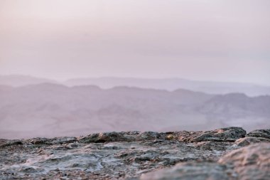 Sunrise İsrail kuru negev Çölü'nde. Şaşırtıcı görünümü mountaines, kayalar ve gökyüzü. Milli Parkı makhtesh ramon ile güzel manzaralar