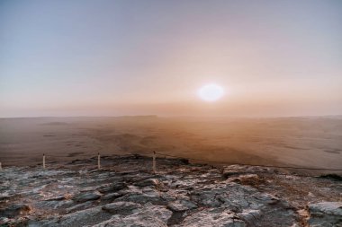 Sunrise İsrail kuru negev Çölü'nde. Şaşırtıcı görünümü mountaines, kayalar ve gökyüzü. Milli Parkı makhtesh ramon ile güzel manzaralar