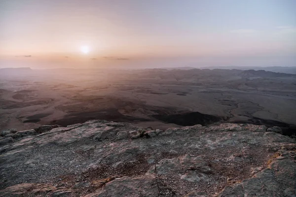 Sunrise İsrail kuru negev Çölü'nde. Şaşırtıcı görünümü mountaines, kayalar ve gökyüzü. Milli Parkı makhtesh ramon ile güzel manzaralar