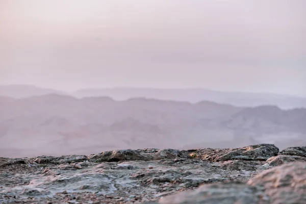 Sunrise İsrail kuru negev Çölü'nde. Şaşırtıcı görünümü mountaines, kayalar ve gökyüzü. Milli Parkı makhtesh ramon ile güzel manzaralar