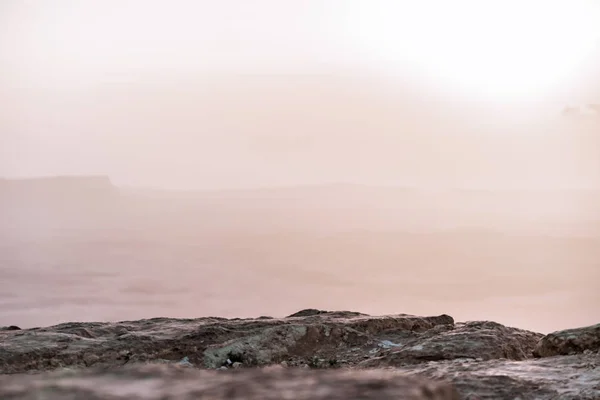 Salida del sol en Israel seco desierto de Néguev. Increíble vista sobre montañas, rocas y cielo. Parque Nacional makhtesh ramon con hermosos paisajes — Foto de Stock