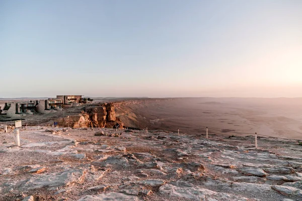 Sunrise İsrail kuru negev Çölü'nde. Şaşırtıcı görünümü mountaines, kayalar ve gökyüzü. Milli Parkı makhtesh ramon ile güzel manzaralar