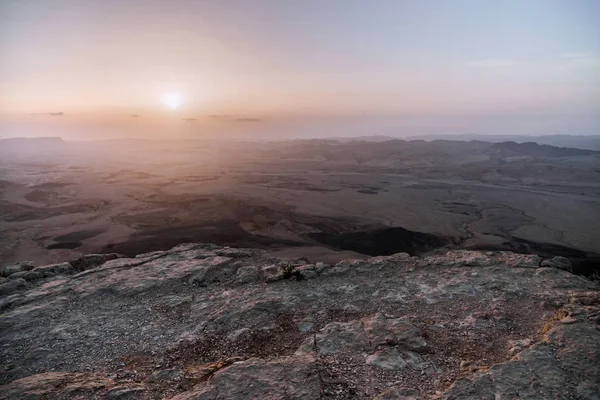 イスラエル乾燥したネゲブ砂漠の日の出。山地、岩と空の素晴らしい景色。国立公園 makhtesh ラモンの美しい風景します。 — ストック写真