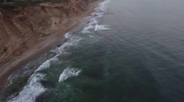 Deniz dalgaları ve güzel kayaların kıyıları havadan çekiliyor.