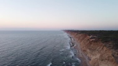 Deniz dalgaları ve güzel kayaların kıyıları havadan çekiliyor.