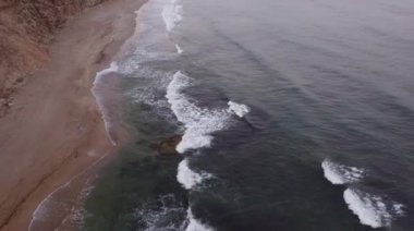 Deniz dalgaları ve güzel kayaların kıyıları havadan çekiliyor.