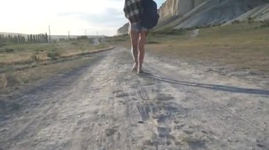 Kız yakınındaki dağlarda ile gider.