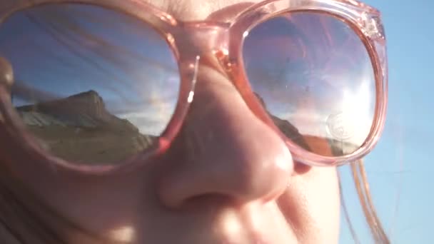 Cielo Montañas Reflejan Las Gafas Una Joven — Vídeos de Stock