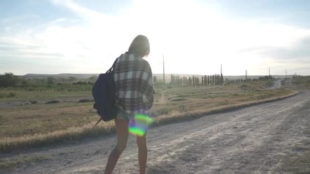 Dziewczyna Idzie Pobliżu Góry — Wideo stockowe