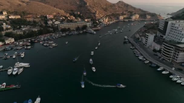 Sorvolando bella serata, con barche e yacht — Video Stock