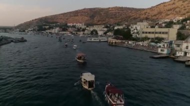 güzel bir akşam, tekneler ve yatlar ile üzerinde uçan