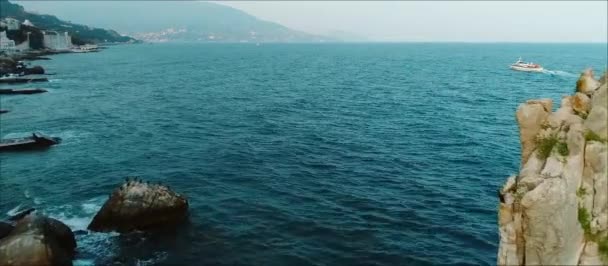 Vue aérienne du château sur le rocher dans la mer, coucher de soleil — Video