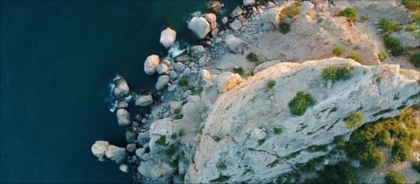 Luchtfoto van de blauwe turkoois azuurblauwe lagune van de Middellandse Zee. — Stockvideo