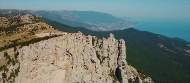 Latające nad piękną rzeką szmaragd, przechodząc przez las lato w górach Kaukazu — Wideo stockowe