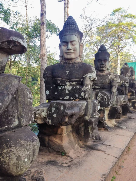 Esculturas Que Conducen Puerta Sur Angkor Thom Camboya —  Fotos de Stock