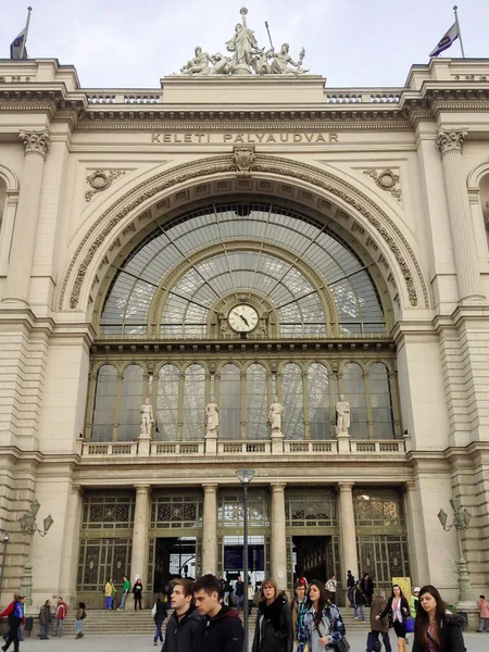 Budapeşte, Macaristan - 18 Mart 2014: Budapeşte'de Keleti Palyaudvar İstasyonu (Eastern Railway Station).