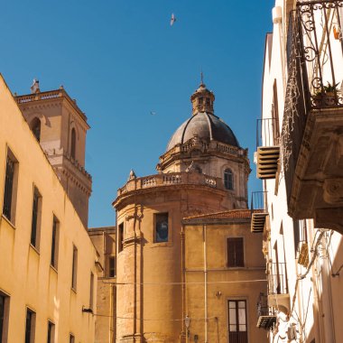 Güneşli bir günde Sicilya, İtalya 'da tarihi bir kilisenin ya da binanın antik kubbesi