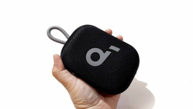 Bekasi, Batı Java, Endonezya - 25 Eylül 2025. Anker Ses Çekirdeği 4 Go Taşınabilir Bluetooth Hoparlörü Beyaz Arkaplanda İzole Edildi