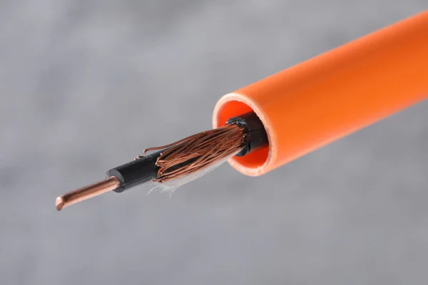 turuncu elektrik kabloları beyaz arkaplanda izole