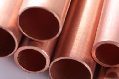 Uzun bakır borular hizalandı ve düzenlendi