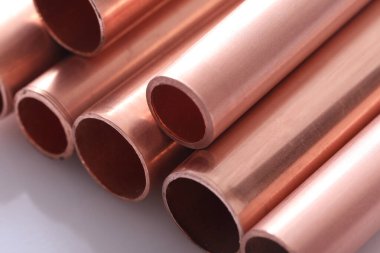 Uzun bakır borular hizalandı ve düzenlendi