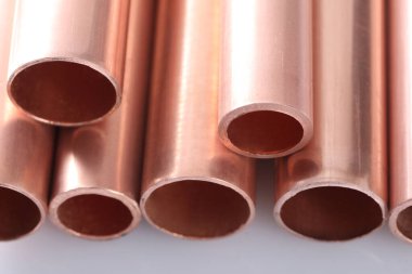 Uzun bakır borular hizalandı ve düzenlendi