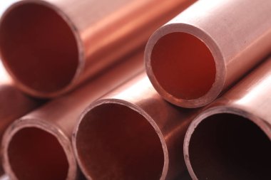 Uzun bakır borular hizalandı ve düzenlendi