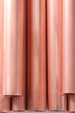 Uzun bakır borular hizalandı ve düzenlendi