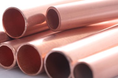 Uzun bakır borular hizalandı ve düzenlendi