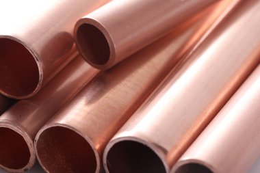 Uzun bakır borular hizalandı ve düzenlendi