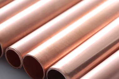 Uzun bakır borular hizalandı ve düzenlendi