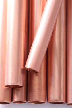 Uzun bakır borular hizalandı ve düzenlendi