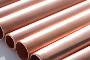 Uzun bakır borular hizalandı ve düzenlendi