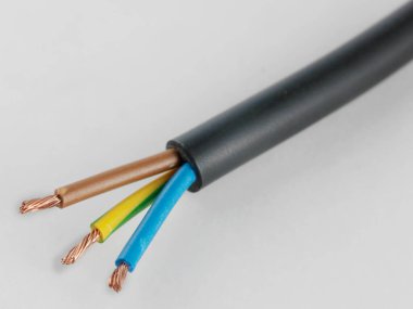 beyaz zemin üzerinde elektrik telleri