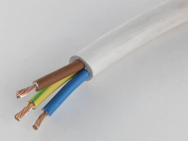 Bir elektrik kablosunun kapağını kapat