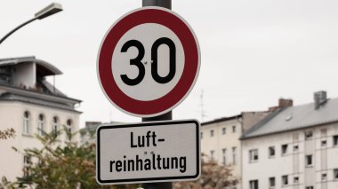 Trafik işareti hız limiti 30 Luftreinhaltung, Alman dilinde anlamı hava kirliliği kontrolü için Berlin, Almanya