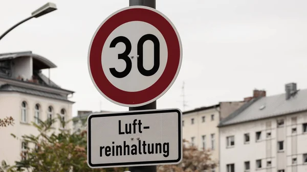 Trafik işareti hız limiti 30 Luftreinhaltung, Alman dilinde anlamı hava kirliliği kontrolü için Berlin, Almanya