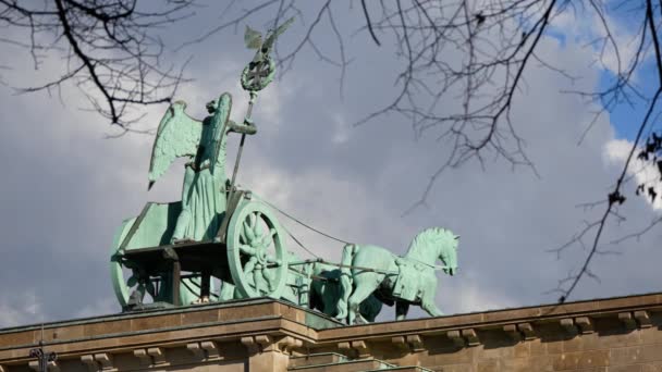 De Quadriga van Brandenburger Tor achter takken en bladeren In Berlijn, Duitsland — Stockvideo