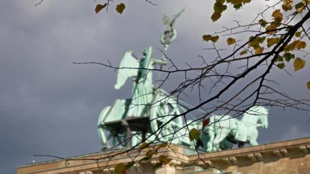 Quadriga av Brandenburger bakom grenar och blad i Berlin, Tyskland — Stockvideo