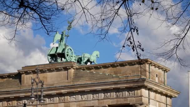 Το χάλκινο τέθριππο από την πύλη του Βρανδεμβούργου πίσω από κλαδιά και φύλλα στο Βερολίνο, Γερμανία — Αρχείο Βίντεο