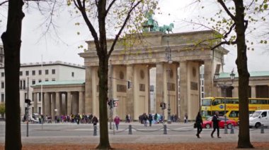 Turist otobüsleri Brandenburg Kapısı, Berlin, Almanya önünde kadeh kaydırmak