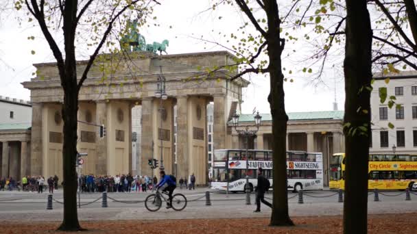 Átkelés az utcán, a Brandenburgi kapu Berlinben lámpánál turisták — Stock videók