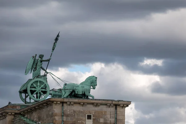 Brandenburg Kapısı, Berlin, Almanya bulutlu gökyüzü karşı Quadriga — Stok fotoğraf