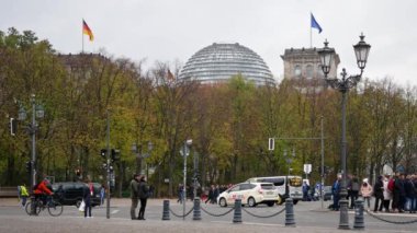 Turistler ve trafik yakınındaki Alman Reichstag Binası, Berlin, Almanya